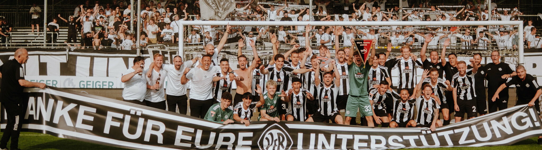 Mannschaft und Fans des VfR Aalen feiern gemeinsam vor der Osttribüne